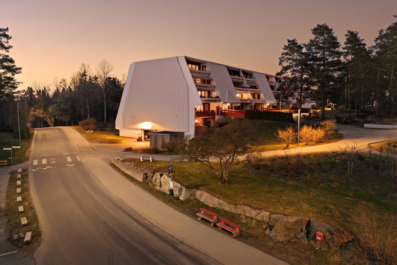 Bussholdeplass på Vevelstadåsen med hyppige avganger til bl.a. Vevelstad stasjon, Ski og Drøbak. Galleribilde