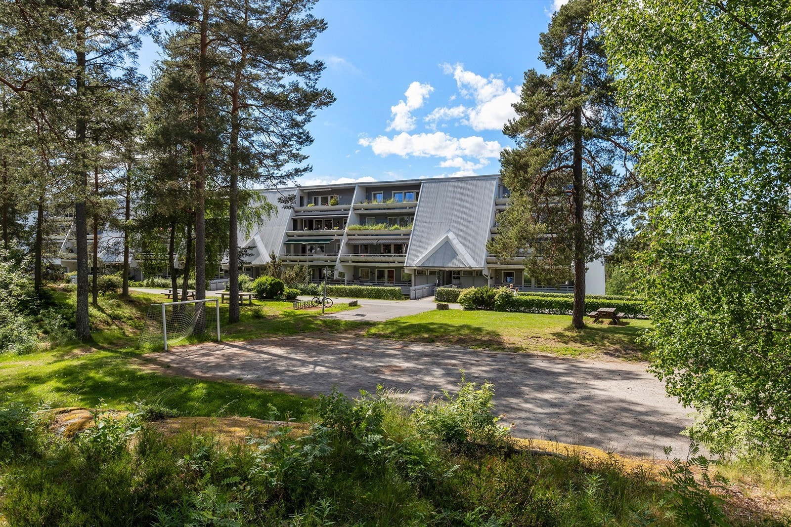 Store, grønne fellesarealer med plass for lek og rekreasjon. Galleribilde