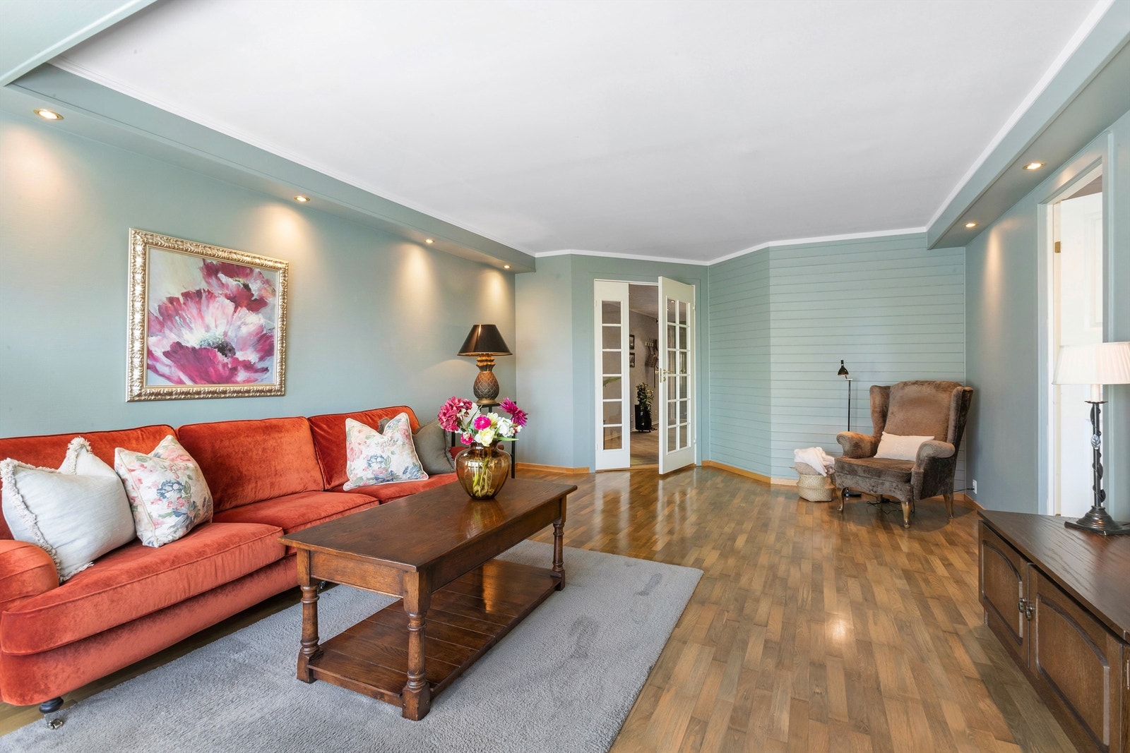 Stor og lys stue med downlights Galleribilde