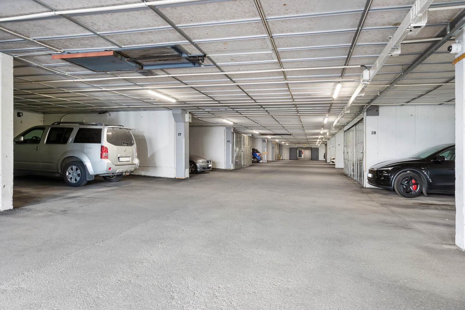 Det medfølger en fast parkeringsplass med elbillader i felles garasjeanlegg, merket nr. 121. Galleribilde