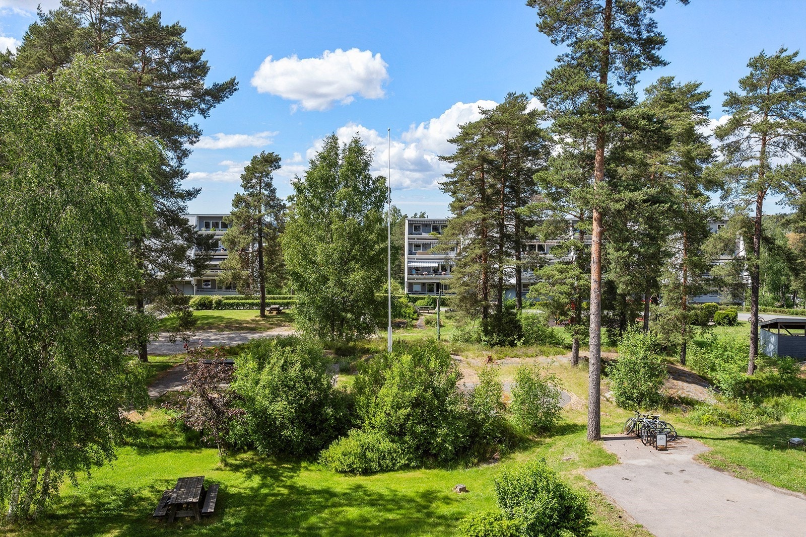 Området er preget av frodig vegetasjon og naturskjønne omgivelser. Galleribilde