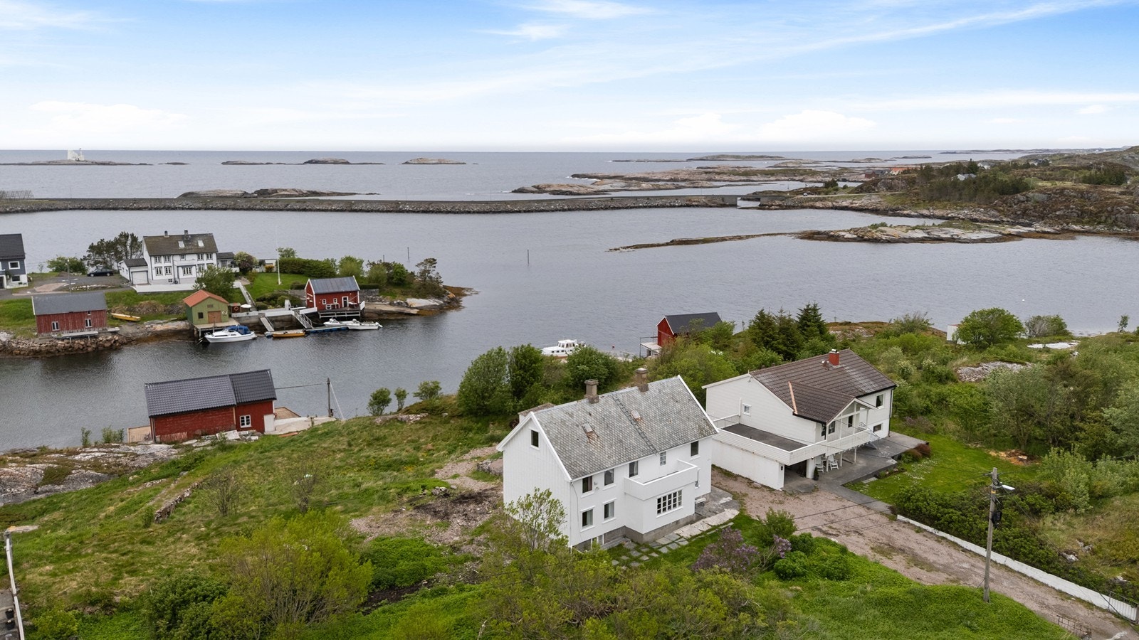 Nordover har man moloen mot Honningsøya, og man kan se sagnomsuste Hestskjæret fyr og storhavet Galleribilde