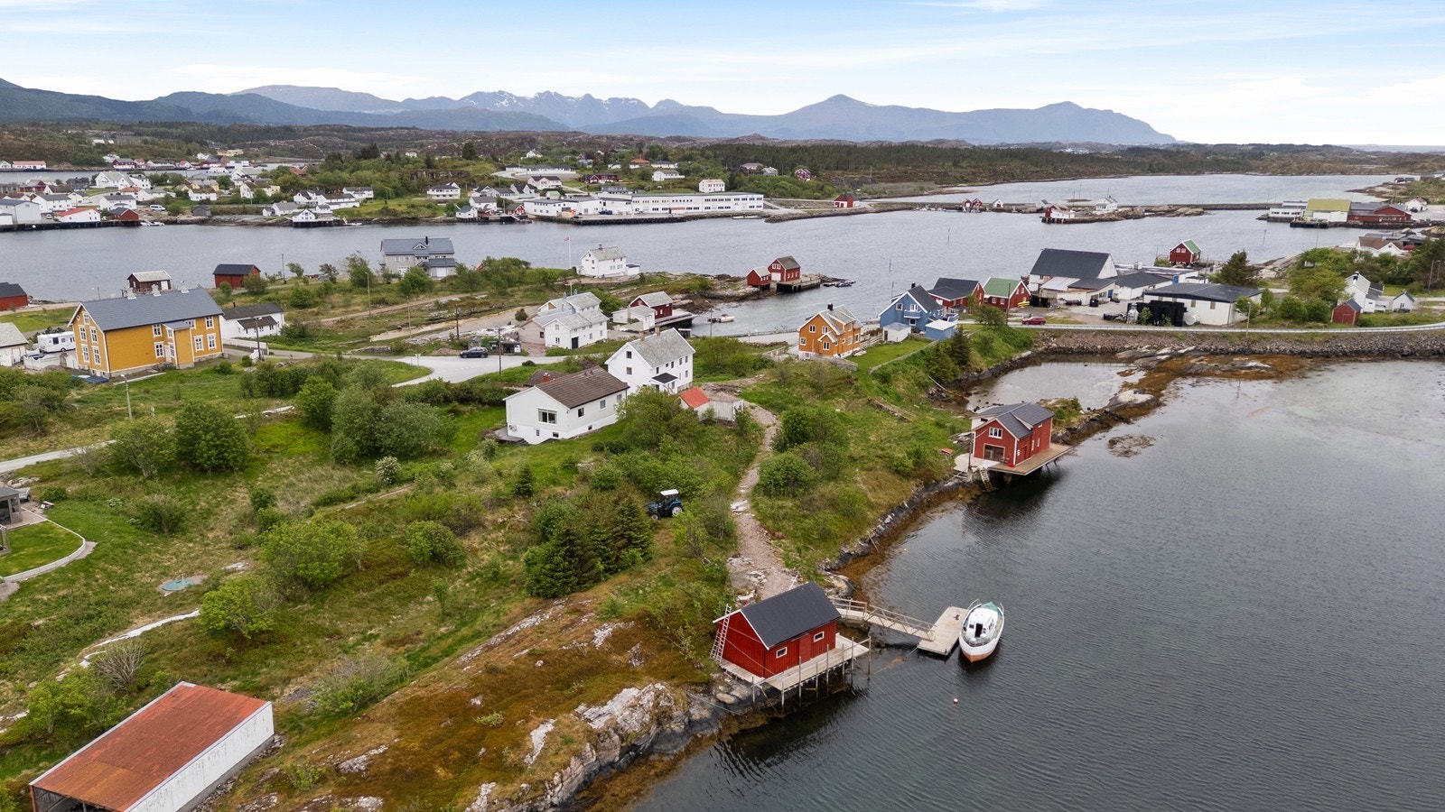 Dronebilde som viser god oversikt over eiendommen og nærliggende område. Her ser man over til Langøya, hvor man finner dagligvarebutikk Galleribilde