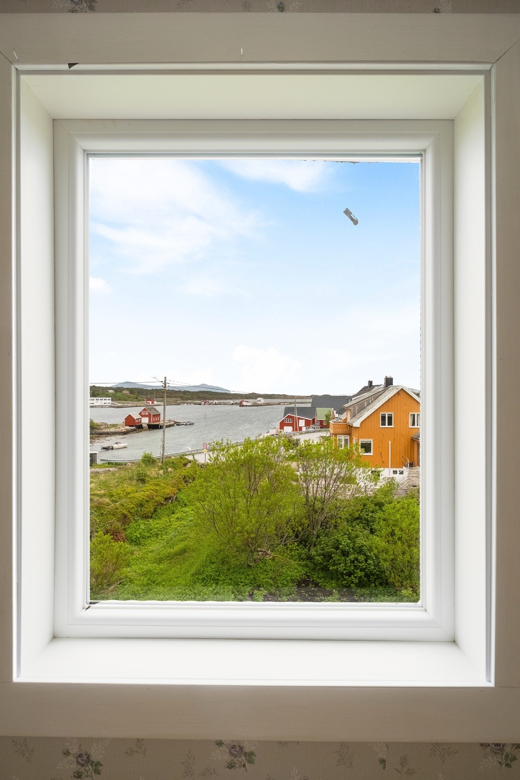 Her har man flott utsikt sørvestover over Reksundet mot Hustadvika, og man kan se de populære fjelltoppene Melen og Sjurvarden Galleribilde