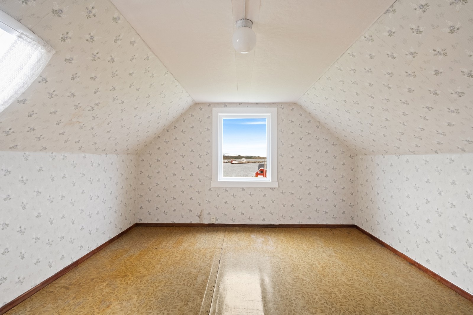 Det ene rommet har både takvindu og vindu på ene sideveggen Galleribilde