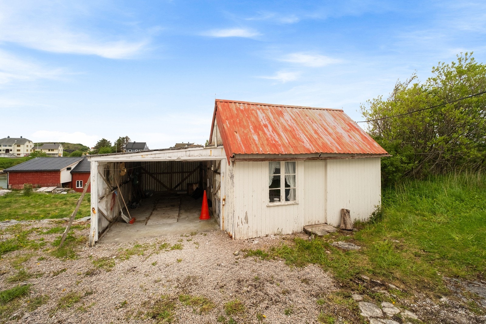 Reksundveien 276 har bruksrett til eldre uthus/carport sammen med eier av gnr. 81/bnr. 5 inntil riving eller ombygging. Se vedlagte avtale i salgsoppgaven. Galleribilde