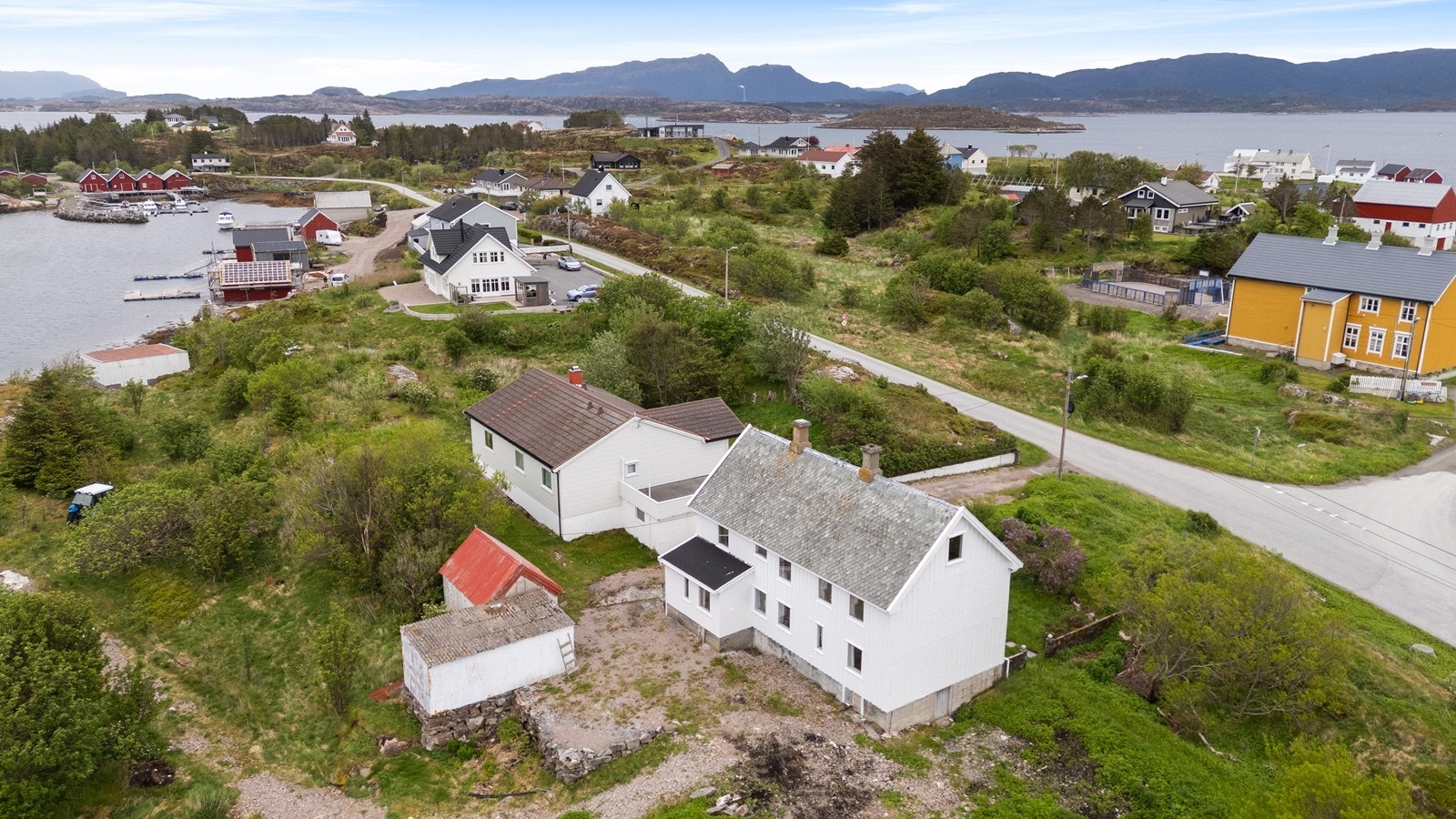 Dronebilde tatt vestfra, og man ser nordøstover mot nordre Averøy med Bremsneshatten, og man kan se Freikollen, Engviklia og Klimpan Galleribilde