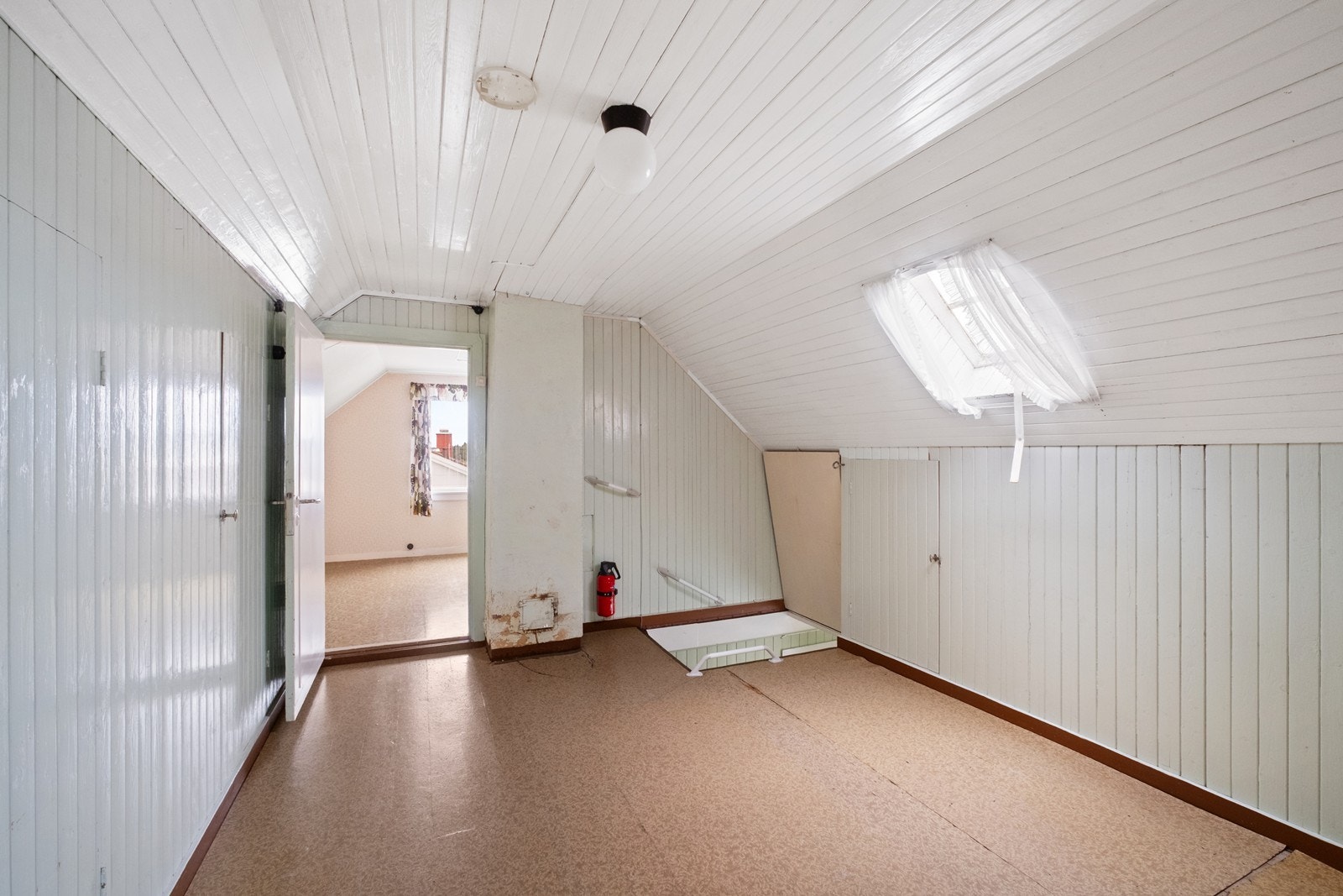 Man har tilgang til loftet via en enkel loftstrapp med luke. Loftet er innredet, men det gjøres oppmerksom på at rømningsveier på loft oppfyller ikke krav knyttet til dagens bruk. Galleribilde