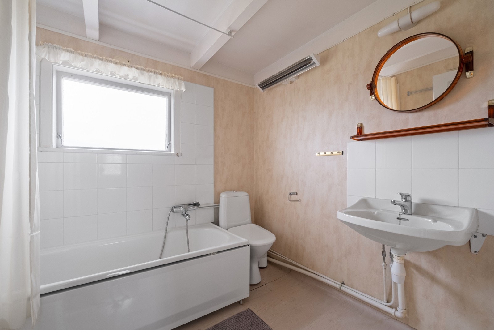 Badet i 2. etg. er utstyrt med badekar, enkel servant og gulvmontert toalett. Stråleovn montert på vegg. Galleribilde