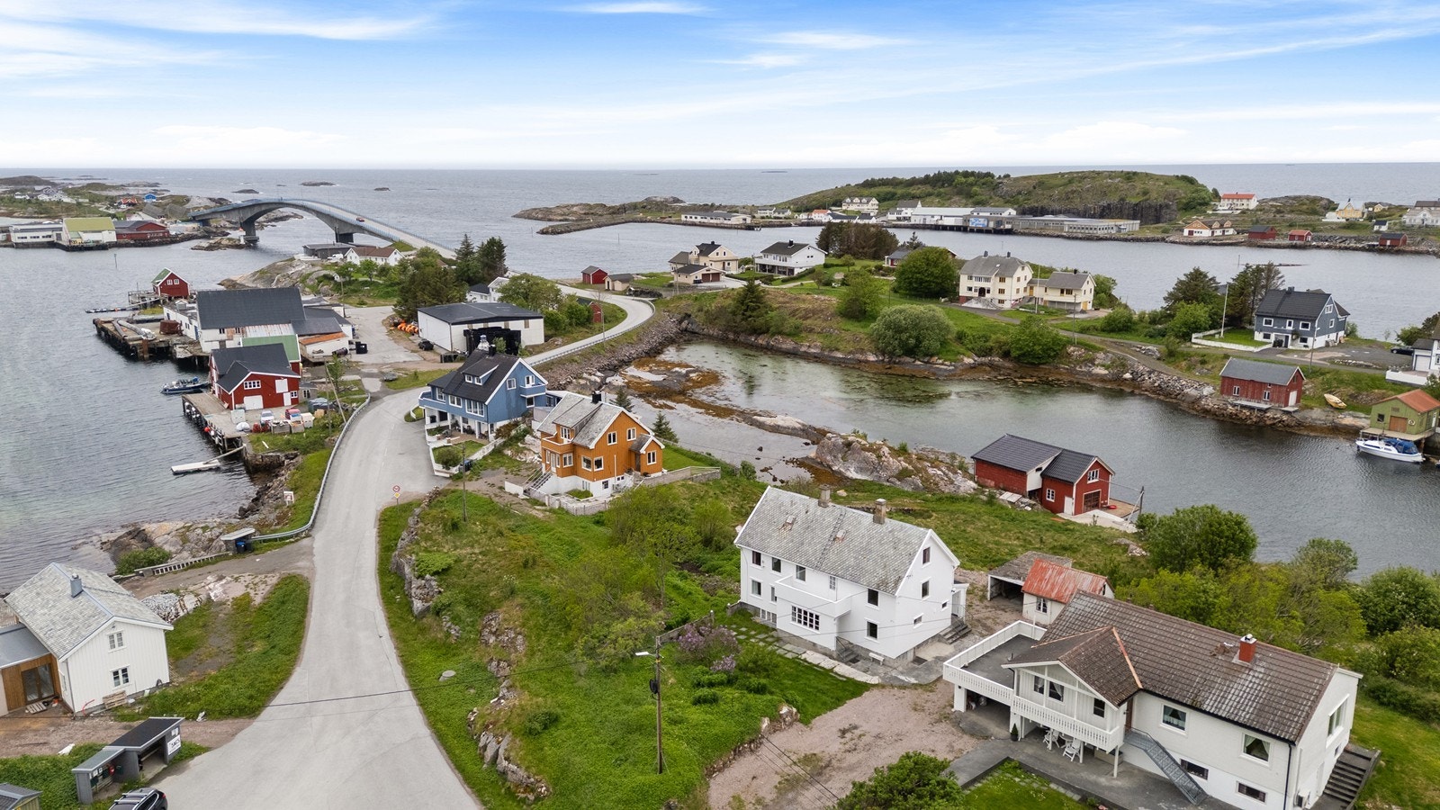 Vest for eiendommen ser man Tjønnøybrua som fører over til Myrbærholmen og videre til Langøya Galleribilde