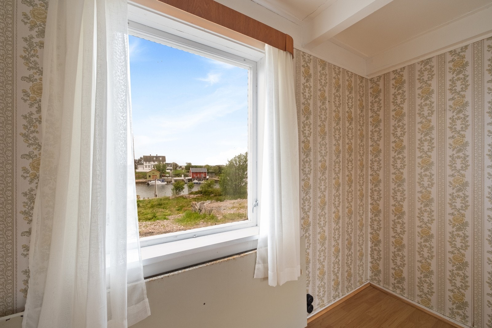 Fra spisestuen er det vindu mot nordvest med utsikt mot Honningsøysvaet Galleribilde