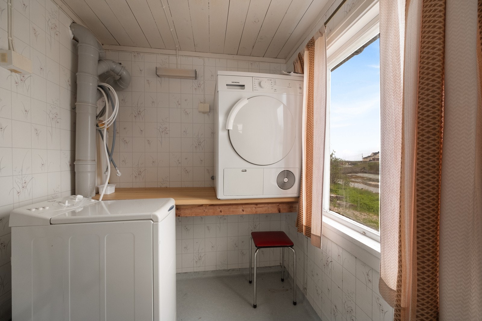 Vaskerommet er utstyrt med opplegg til vaskemaskin og benkeplate. Galleribilde