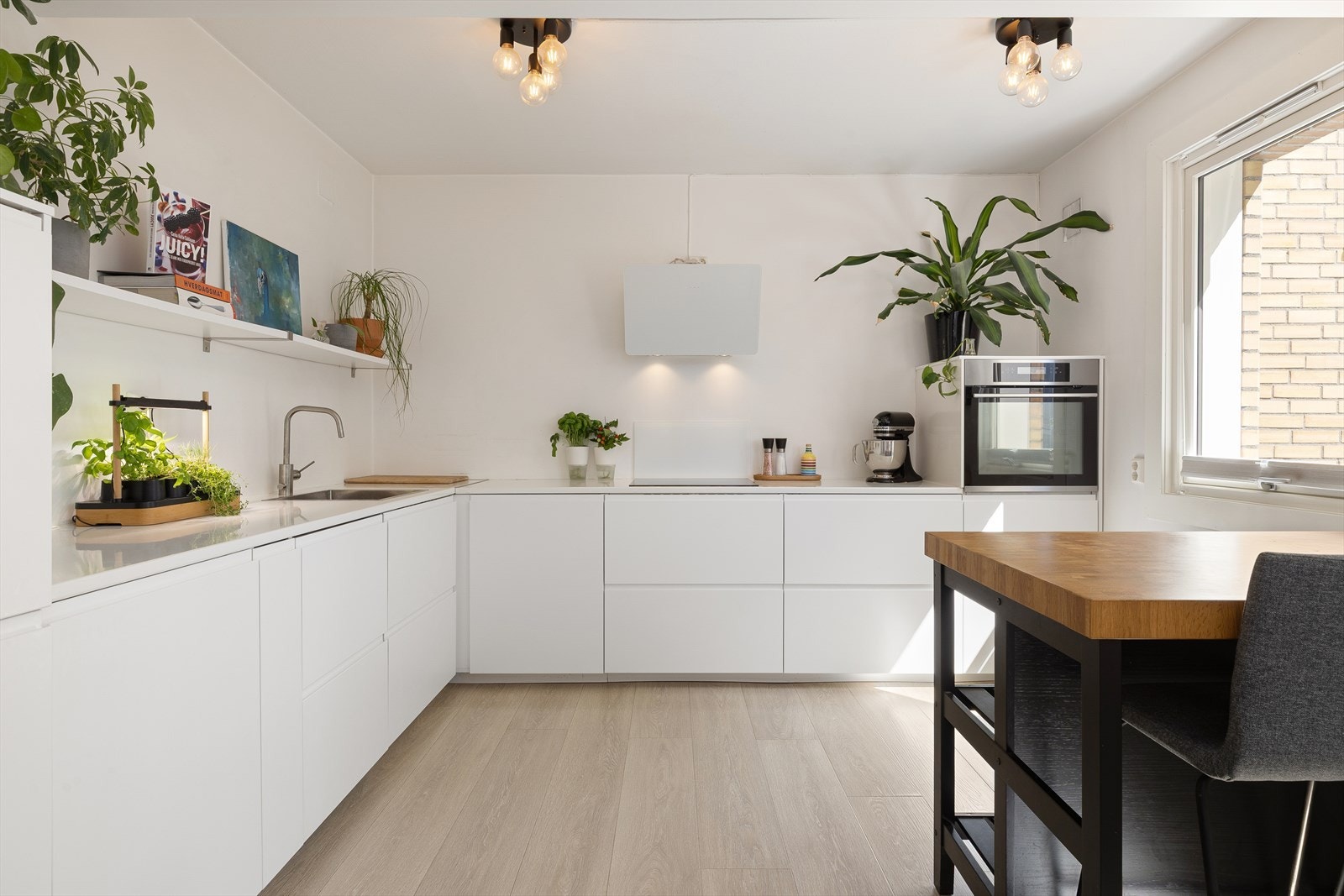 Praktisk & lyst kjøkken - Kjøkkenet har flate hvite fronter og laminat benkeplate med nedfelt kum. Galleribilde