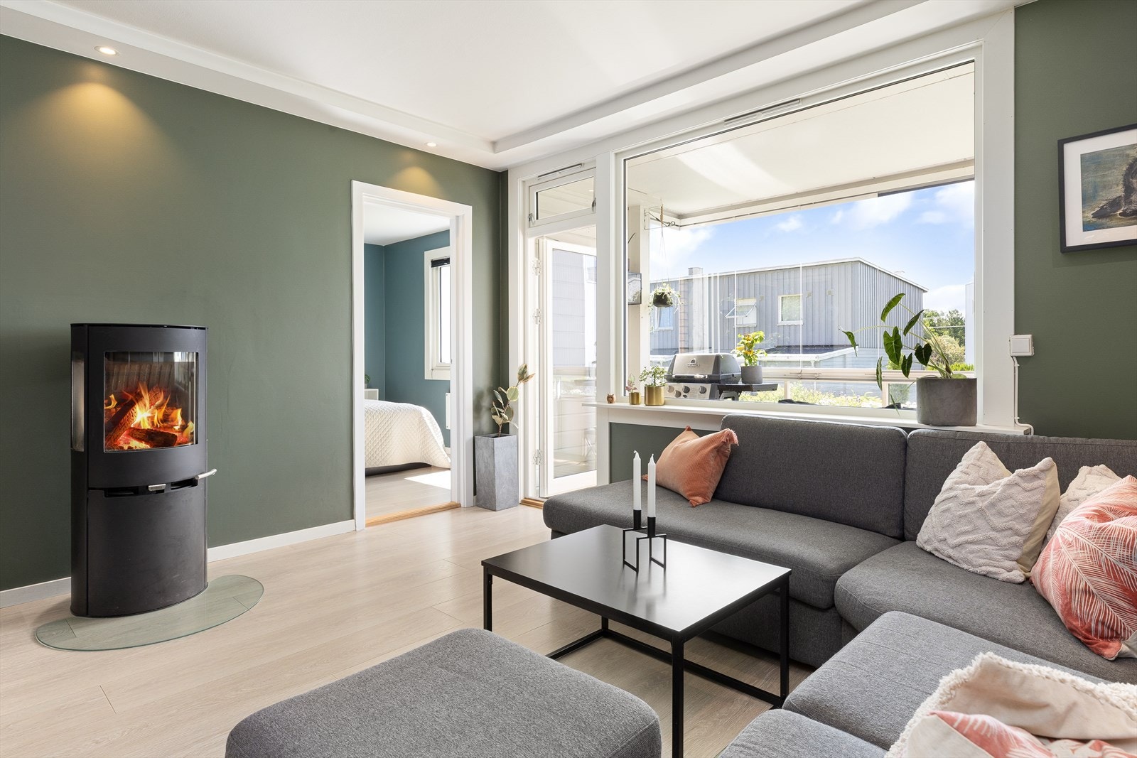 Peis i stuen bidrar til lun stemning på kalde vinterdager. Nytt laminatgulv fra 2019 med varmereflekterende underlag - Vi beveger oss videre til boligens første soverom. Galleribilde
