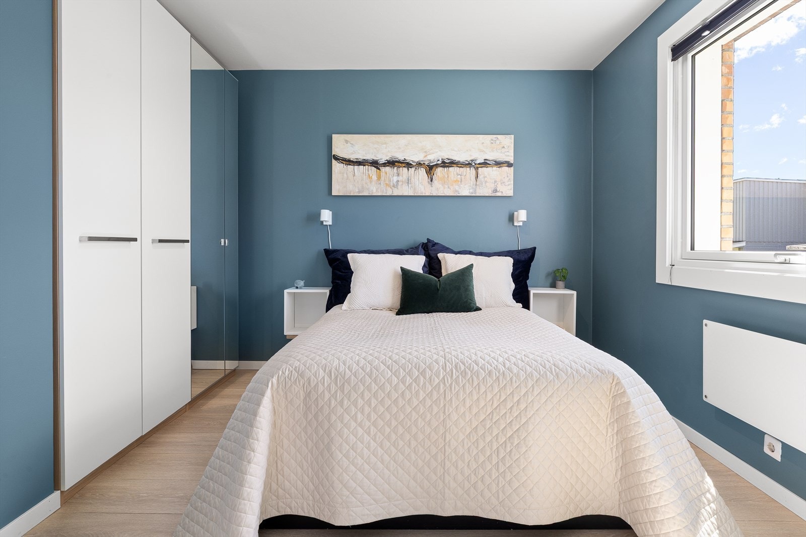 Stor plassbygget garderobe gir rikelig med oppbevaringsplass. Galleribilde