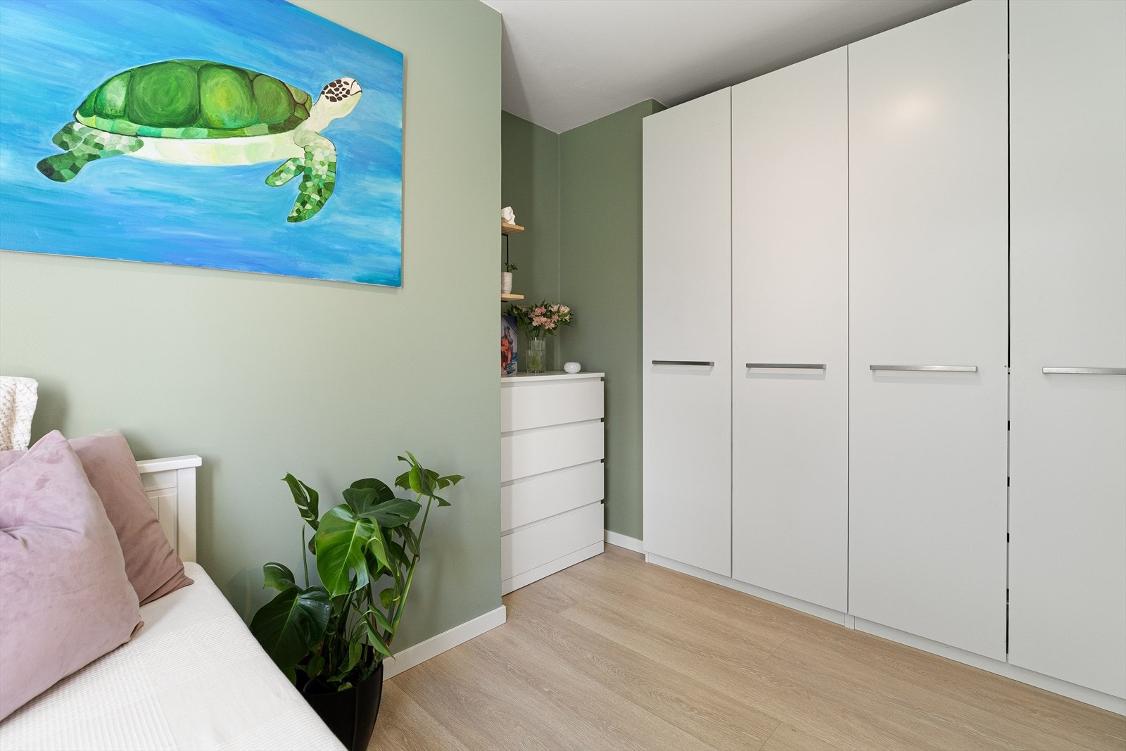 Rommet har også god plass til garderobeskap for praktisk lagringsplass. Galleribilde