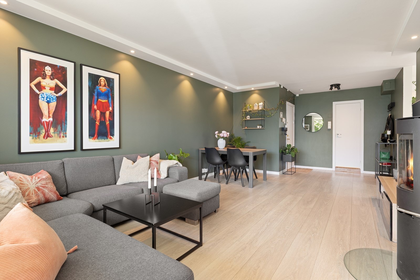 Lekkert og slitesterkt laminatgulv går igjen i hele boligen foruten det flislagte badet. Galleribilde