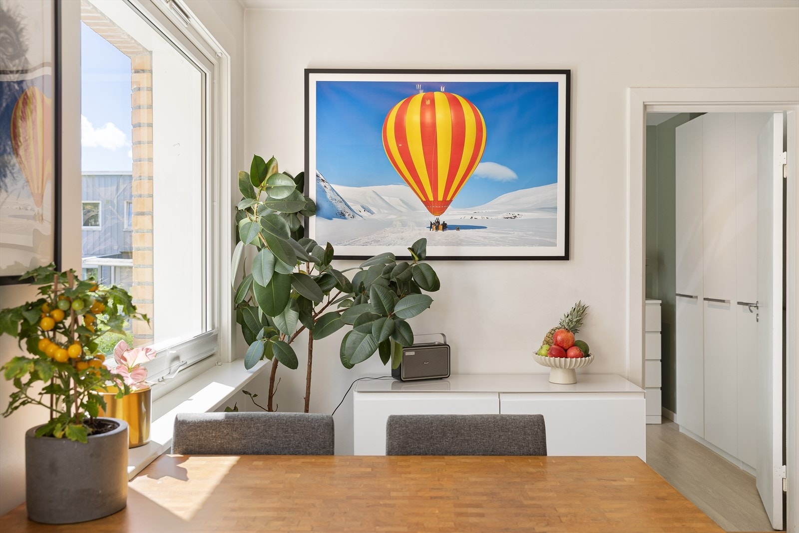 God plass til spisebord på kjøkkenet. Galleribilde