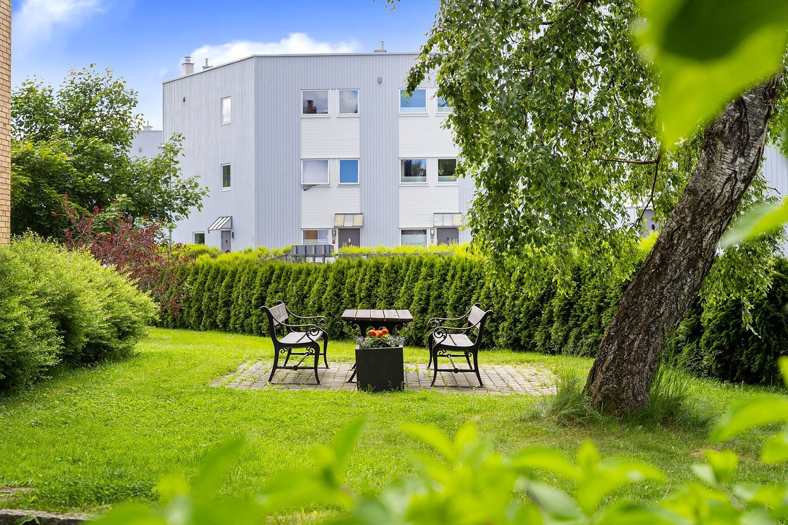 Felles uteområde med sittegruppe og beplantning gir muligheter for avslapning. Galleribilde