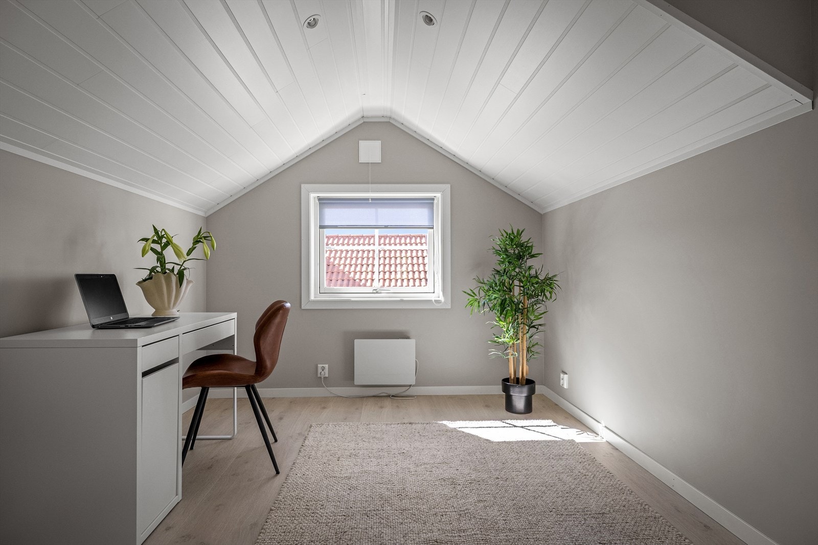 Ovenpå finner vi et avlangt rom, som egner seg både til kontor, soverom eller loftstue. Galleribilde