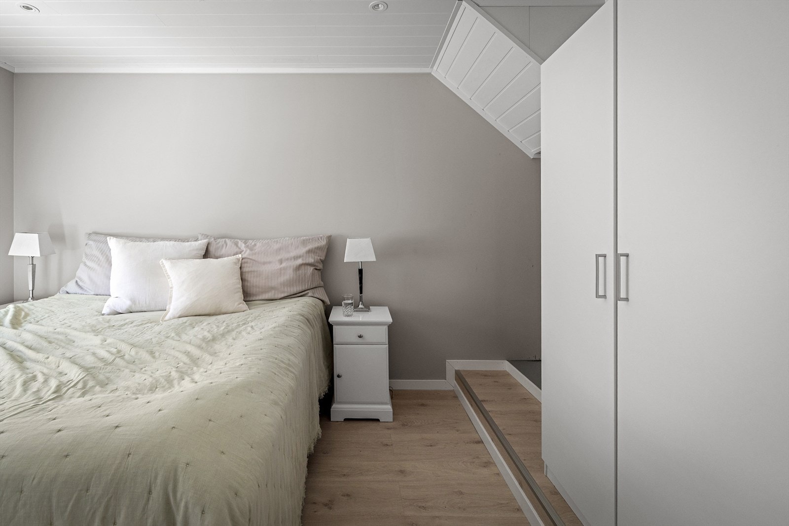 Hovedsoverommet har god plass til dobbeltseng og en garderobe. Det byr dessuten på noen interessante trinn, vinkler og en nisje som gir ekstra plass til en kommode. Galleribilde