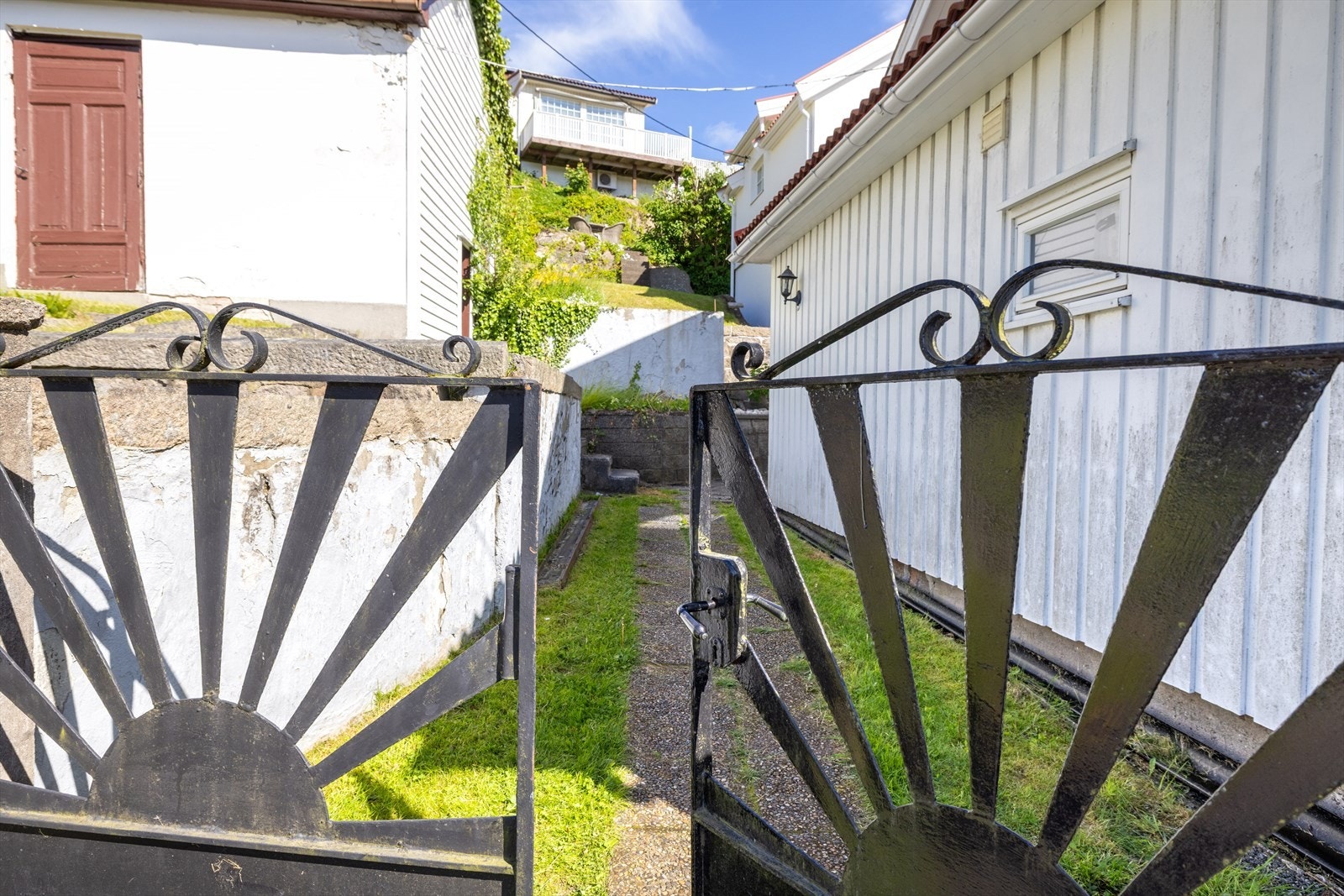 Original smijernsport ønsker deg velkommen - følg muren og trappen opp til ytterdøren. Galleribilde