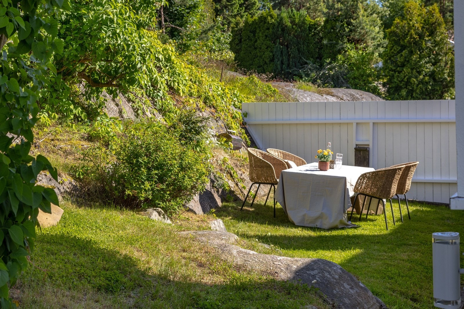Solrik oase på baksiden - frodig, privat og bare din. Galleribilde