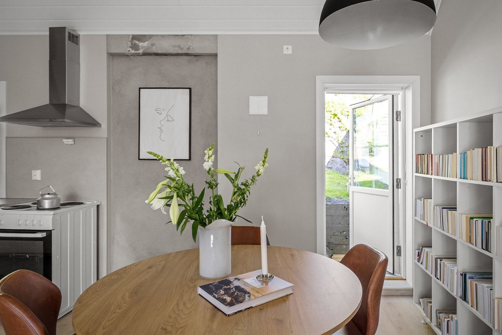 Spisestuen finner sin plass i lyset fra terrassedøren. Galleribilde