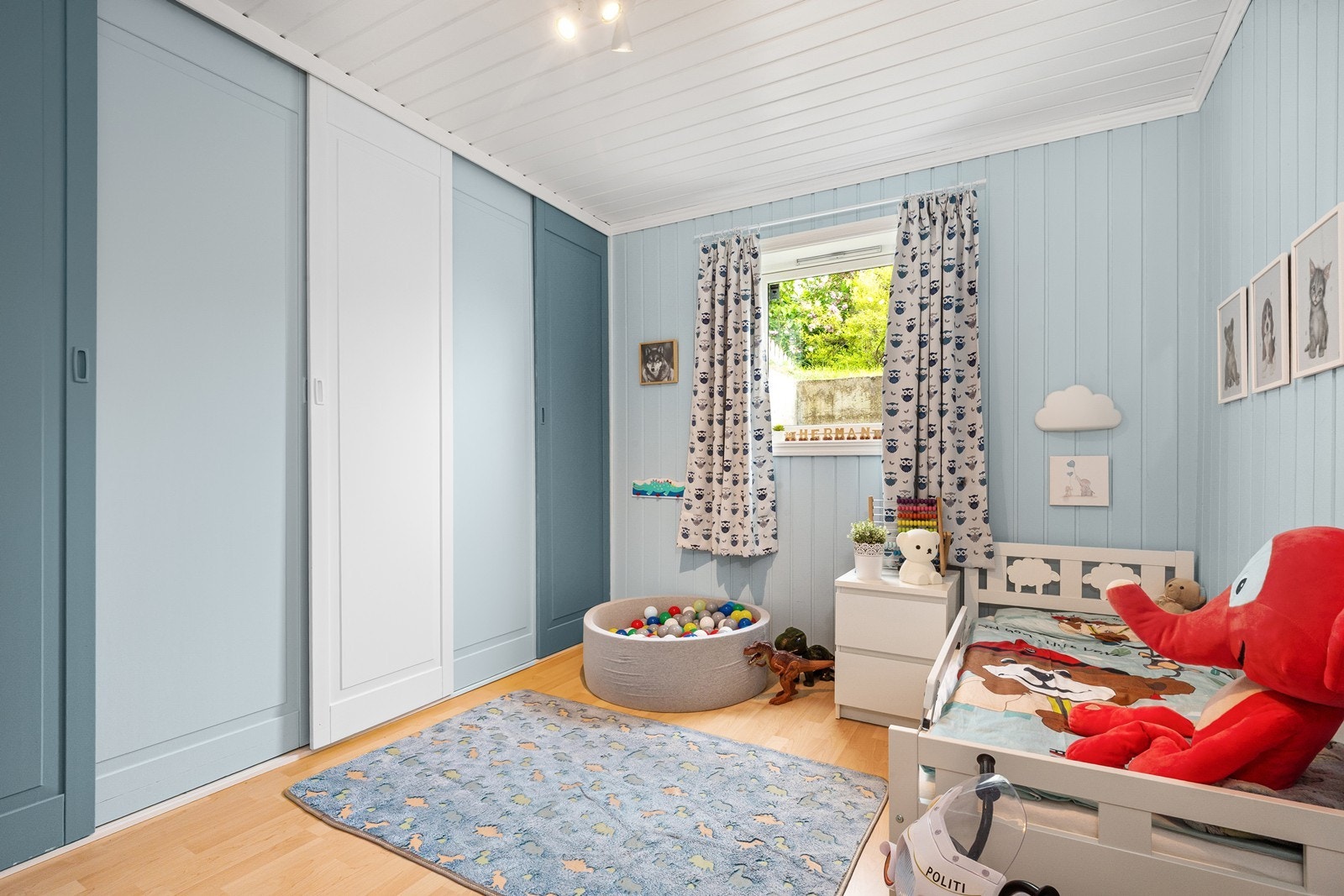 Det siste soverommet har varme i gulvet og er innredet som barnerom med garderobe langs en hel vegg. Rommet er opprinnelig et hobbyrom og bruksendring er ikke omsøkt. Galleribilde