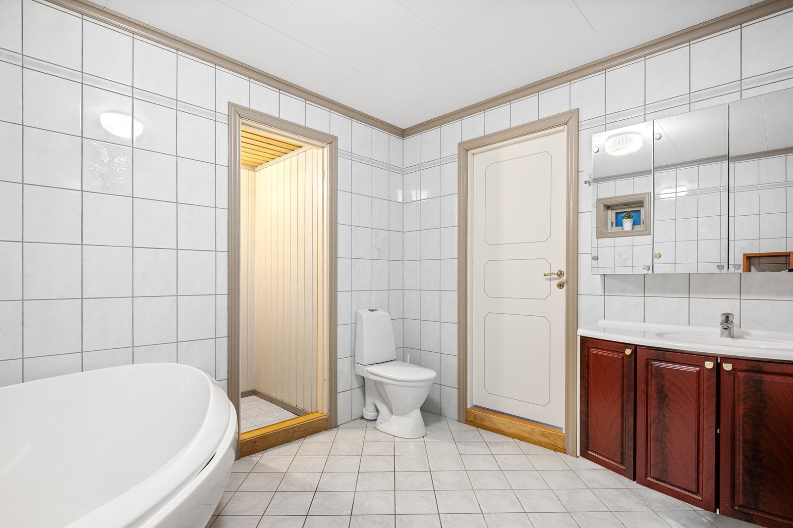 Fra badet er det også direkte adkomst til boligens egen badstue. Galleribilde