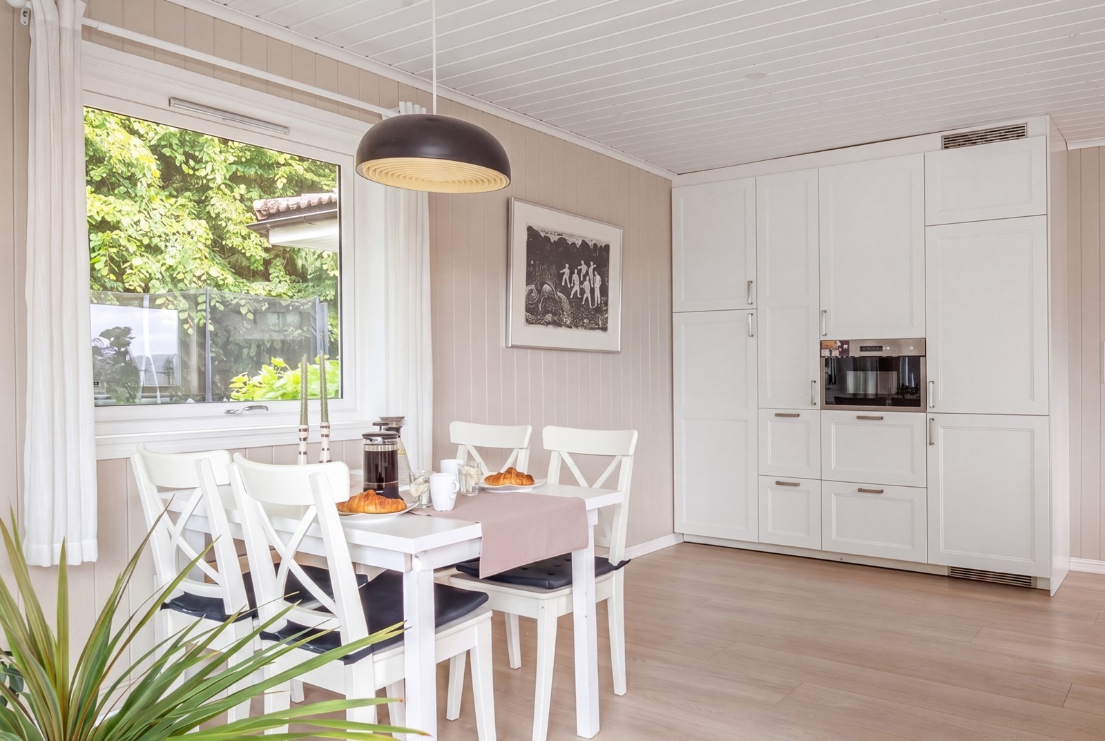 I tilknytning til kjøkkenet er det plass til et hyggelig spisebord, perfekt til hverdagens måltider. Galleribilde