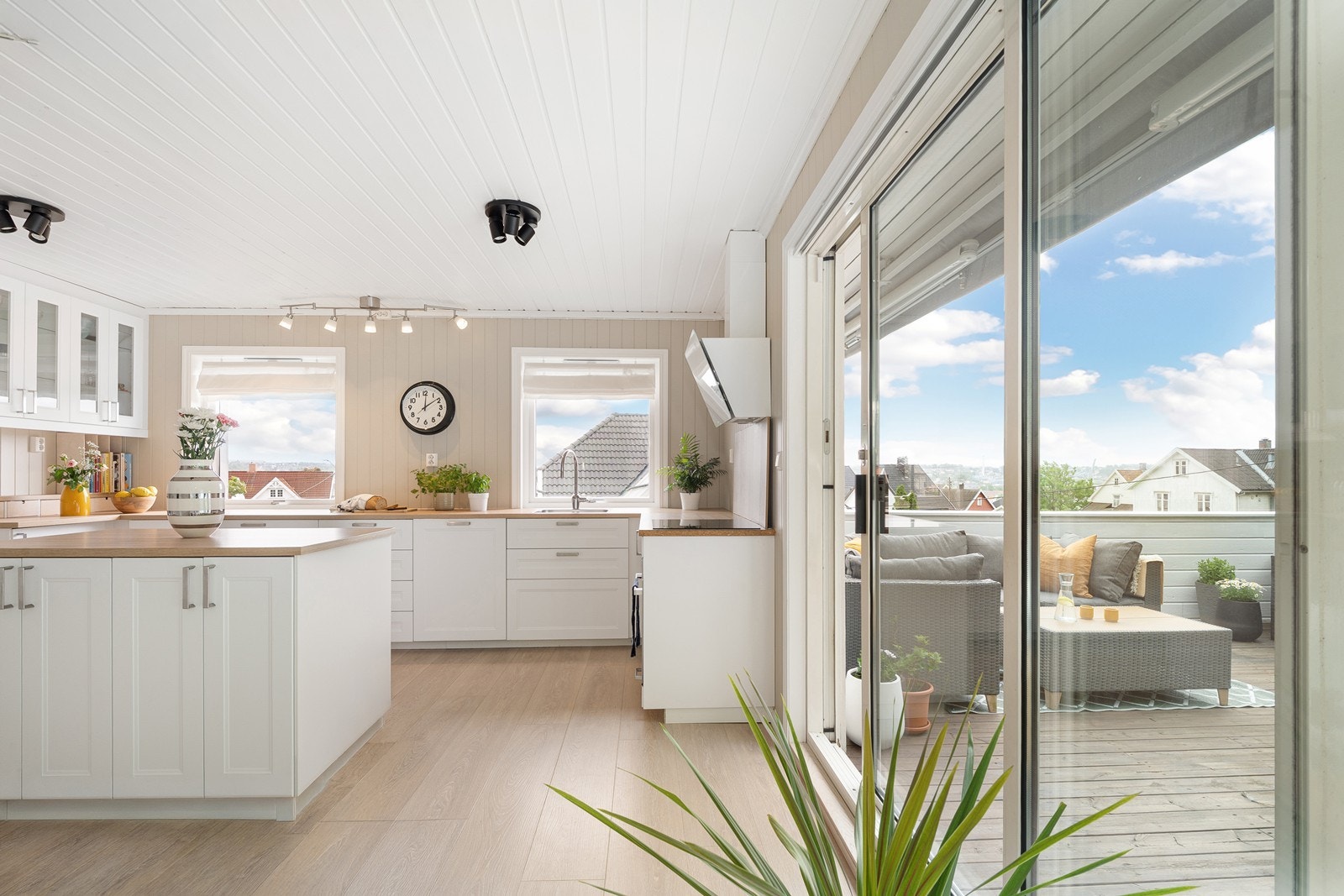 Skyvedør som kan lukkes helt opp visker ut skillet mellom inne og ute. Galleribilde