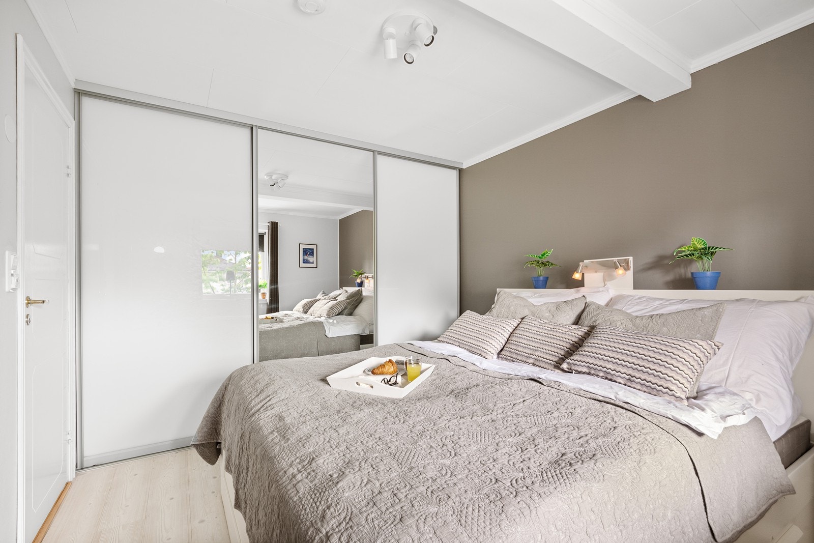 Hovedsoverommet har stor skyvedørsgarderobe og vindu mot øst som slipper inn et behagelig morgenlys. Galleribilde