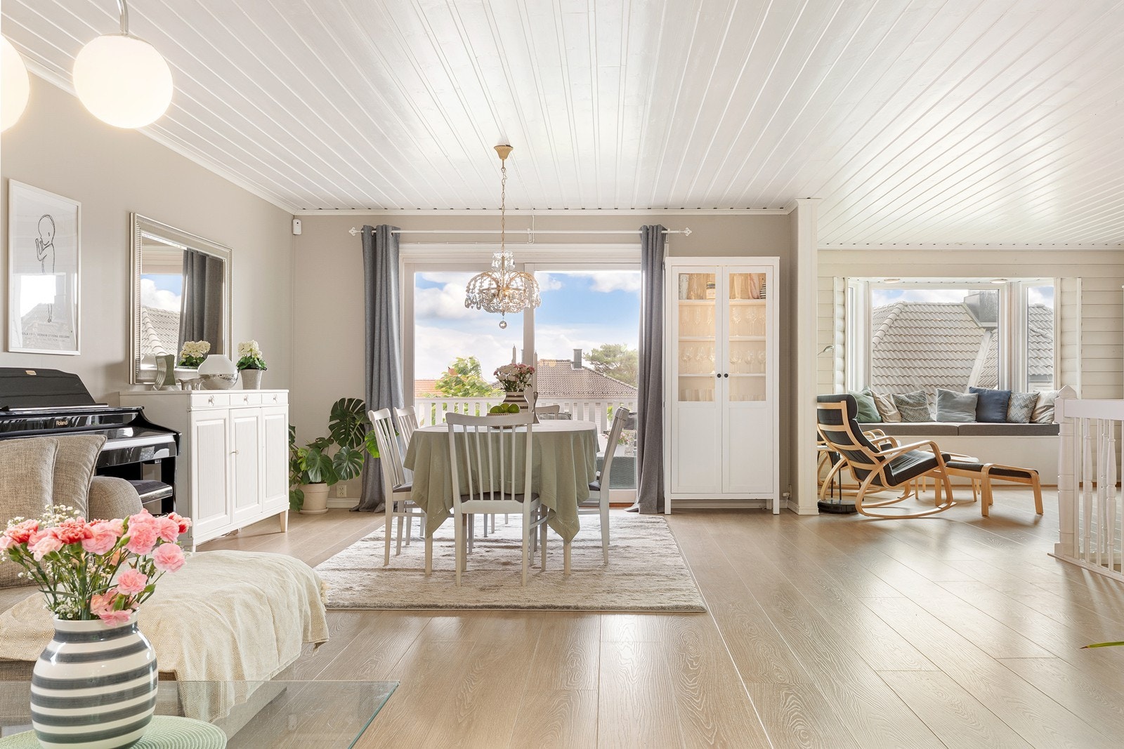 Spisestuen har god plass til langbord for sosiale sammenkomster og herfra er det stor skyvedør ut til veranda. Galleribilde