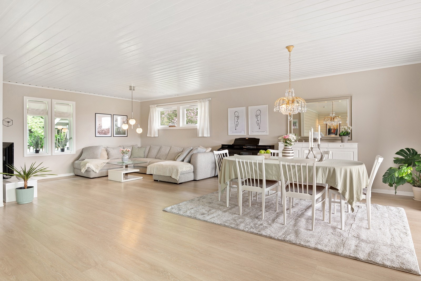Stuen er lys og innbydende med gode soner for både sofagruppe og spiseplass. Galleribilde