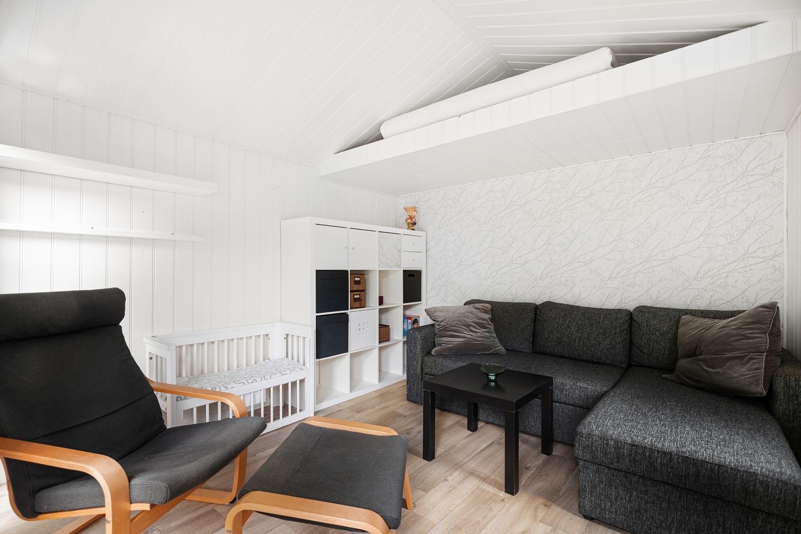 Annekset er innredet med laminatgulv og panelplater, samt lagringsmulighet på hems. Galleribilde