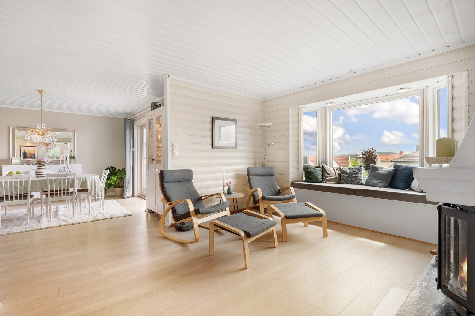 Det store karnappvinduet slipper inn rikelig med dagslys og danner en hyggelig sitteplass med utsyn til omgivelsene. Galleribilde