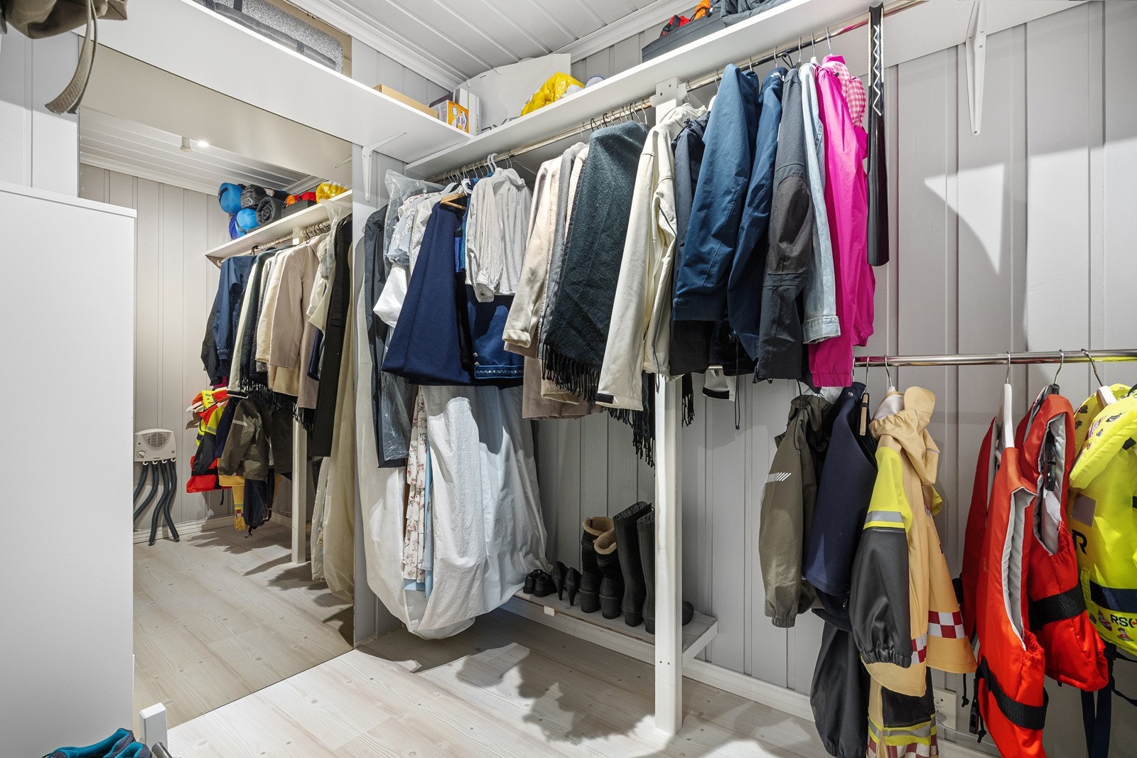 Tilknyttet soverom 2 er et praktisk omkledningsrom, innredet som walk-in i 2019 med rikelig oppbevaringsplass. Galleribilde