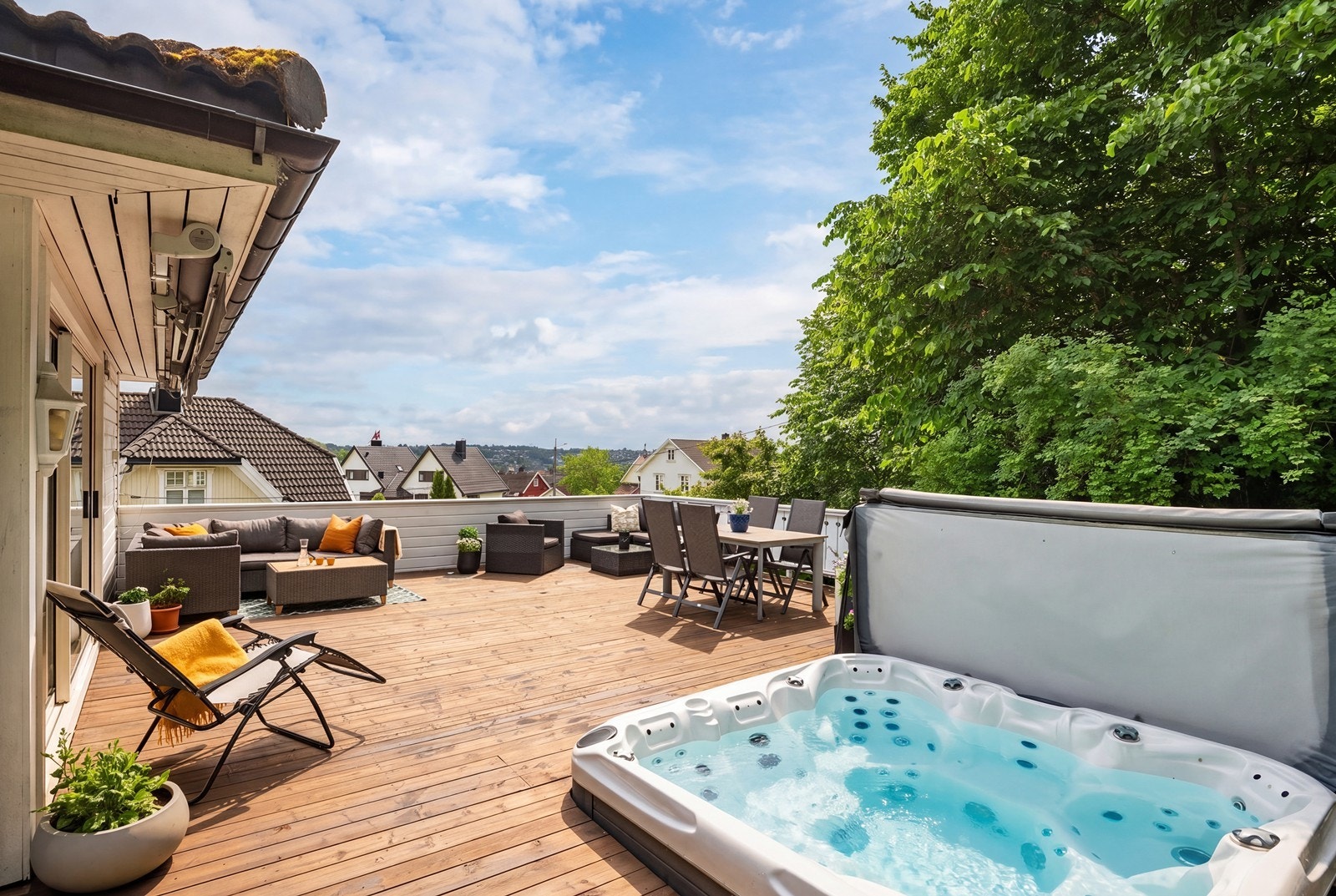 Høytliggende beliggenhet gir luftige uteplasser med både takterrasse, terrasse og veranda, i tillegg til grøntarealer. Galleribilde