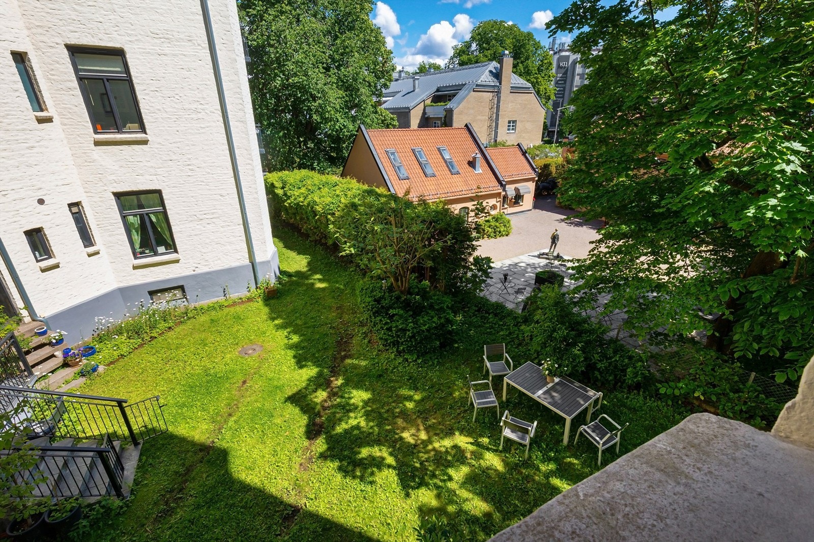 Sameiets felles tomt er opparbeidet med plenarealer og beplantning. Galleribilde