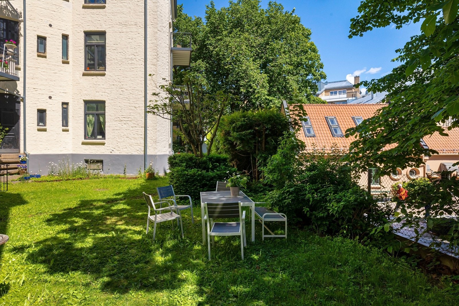 Den felles hagen gir mulighet for uteplass og rekreasjon i skjermede omgivelser. Galleribilde