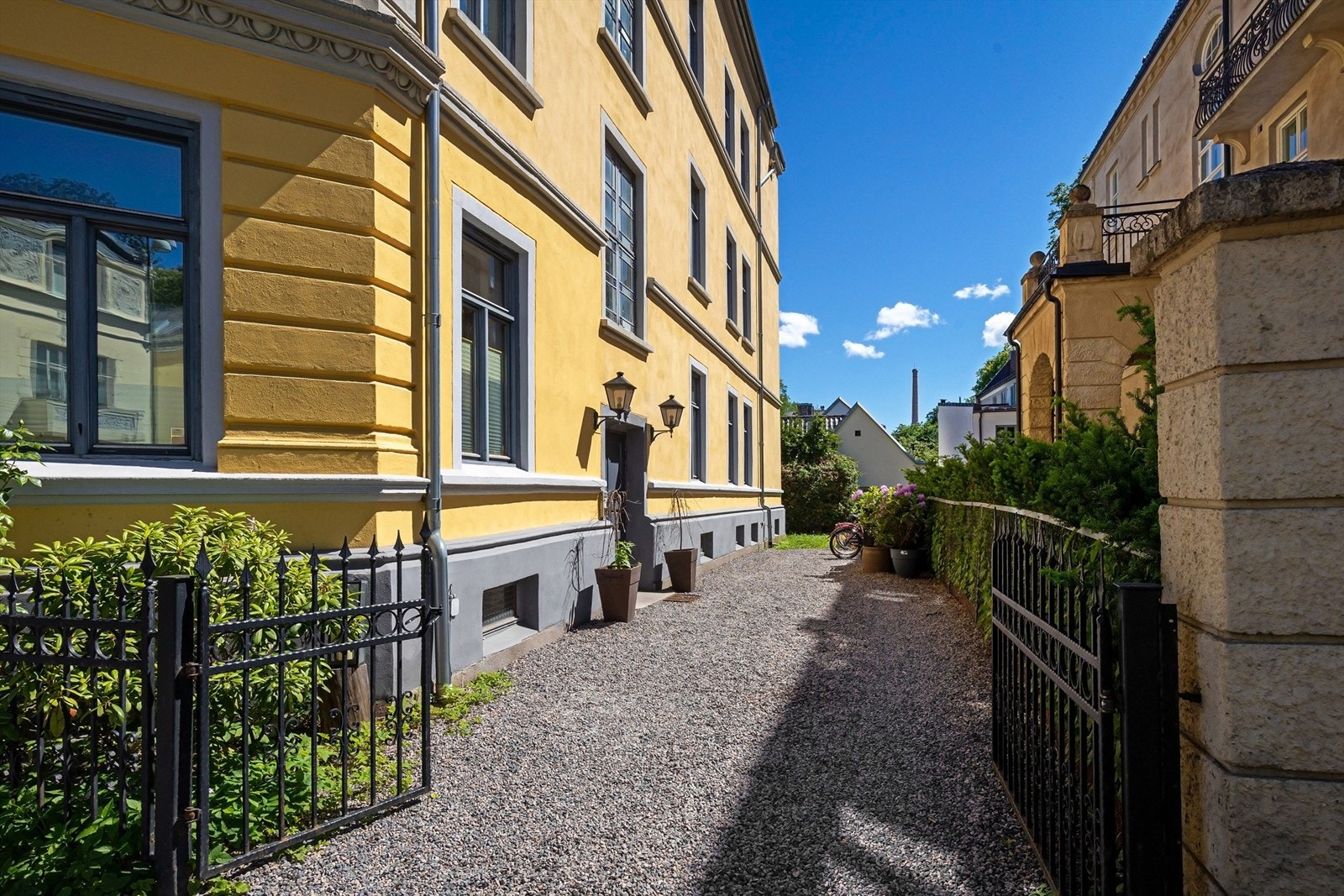 Adkomst til boligen skjer via felles trappeoppgang fra en hyggelig, gruset gangvei. Galleribilde