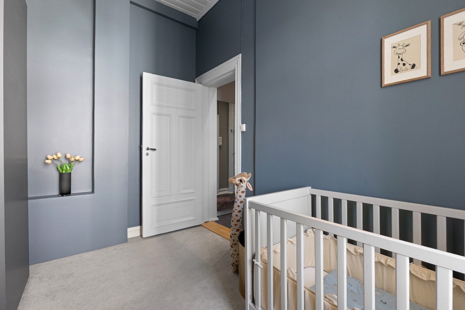 Rommet vender mot bakgården/bakhagen - samt at det enkelt kan gjøres om til kontor/walk-in/gjesterom Galleribilde