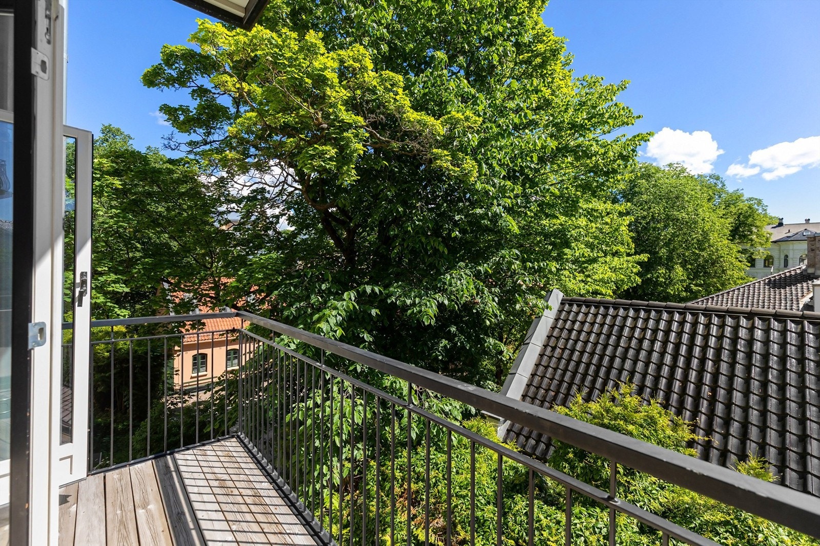 Balkongen på 5 m² vender mot en rolig og skjermet bakgård. Galleribilde