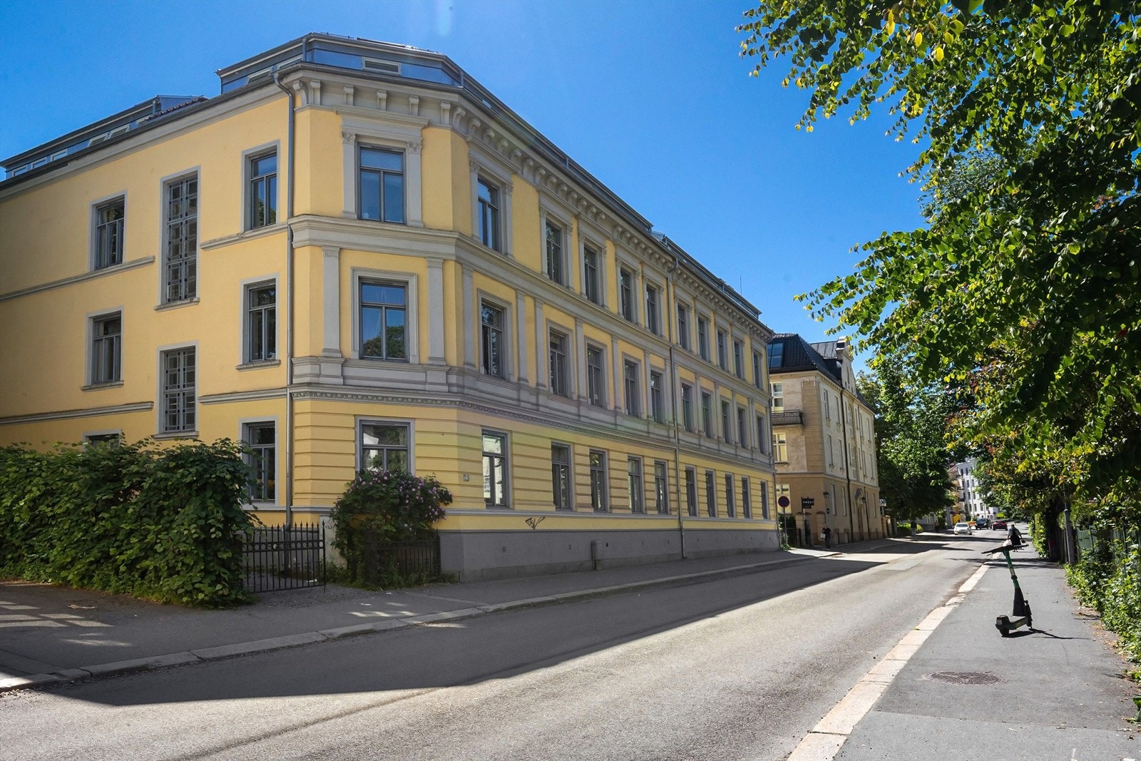 Herfra er det gangavstand til alt av servicetilbud, parker som Slottsparken og Frognerparken, samt kollektivknutepunkt. Galleribilde