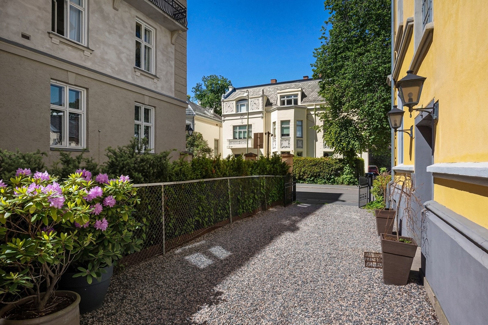 Eiendommen er en klassisk bygård fra 1894 med murfasade og velholdte fellesområder. Galleribilde