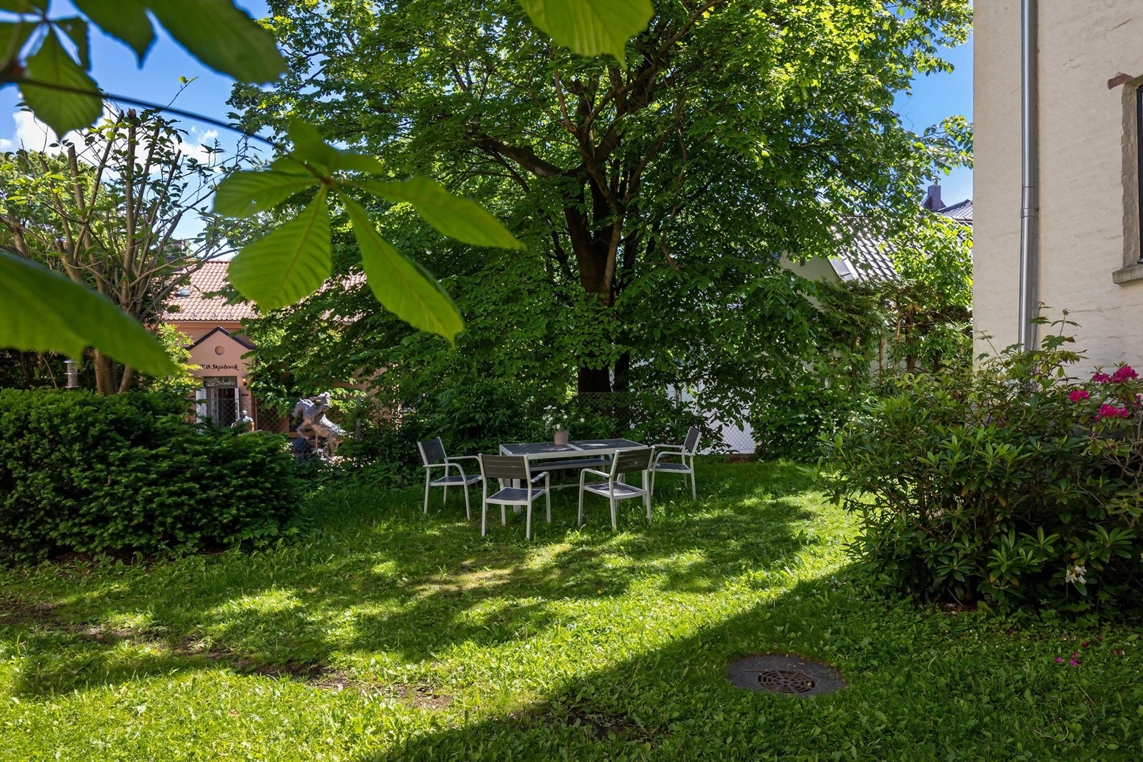 Et tilbaketrukket og grønt fellesområde for beboerne. Galleribilde