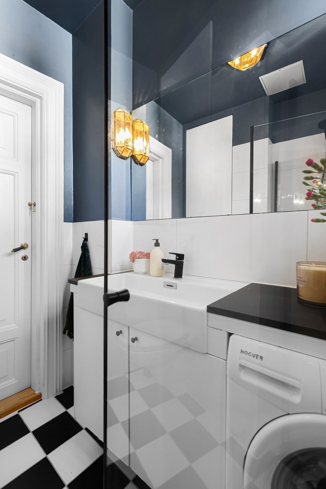 Badet er utstyrt med vegghengt toalett og dusjhjørne med innfellbare glassdører. Galleribilde