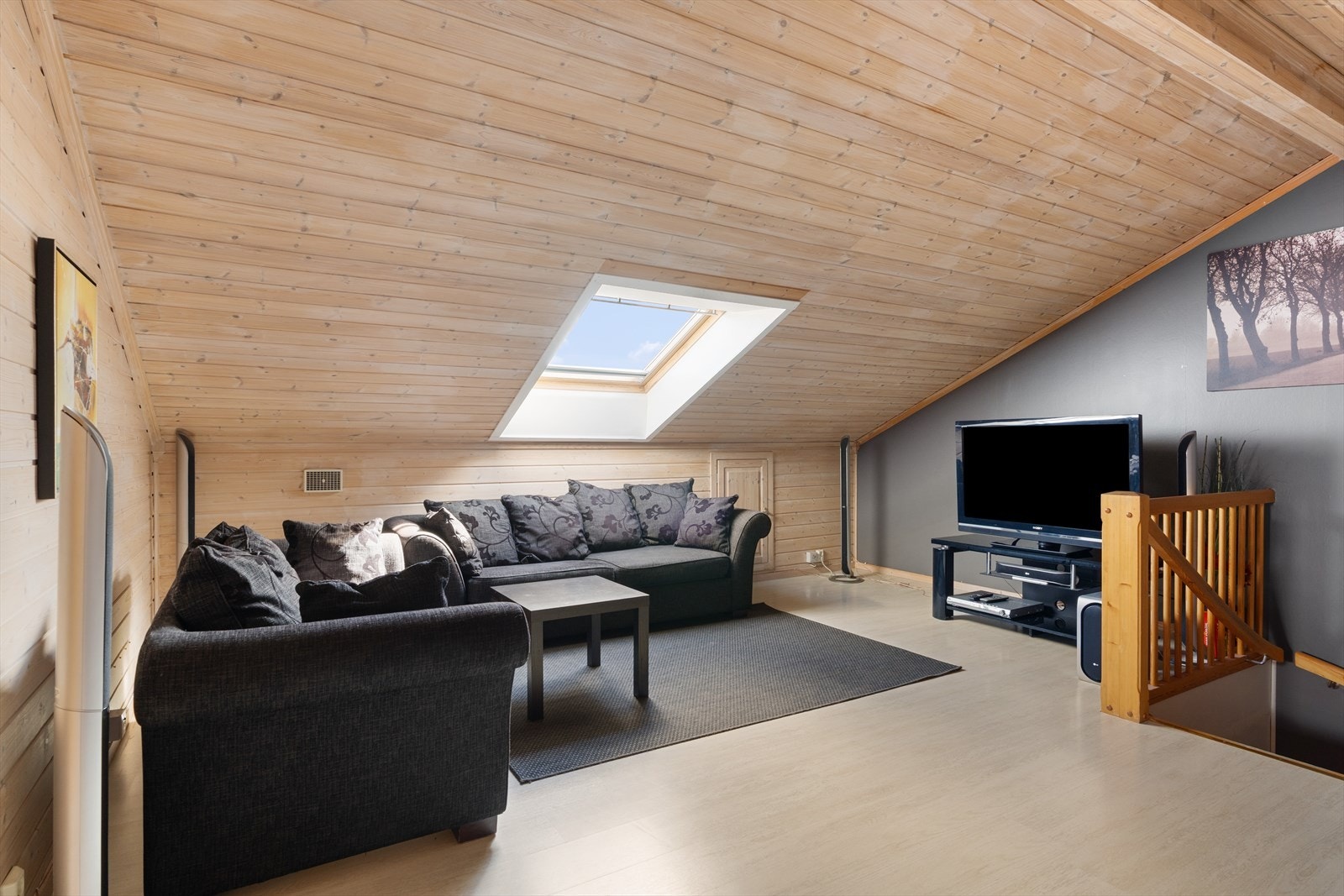 Loftstuen er på 24 kvm. God plass til sofagruppe og tilhørende møblement. Galleribilde