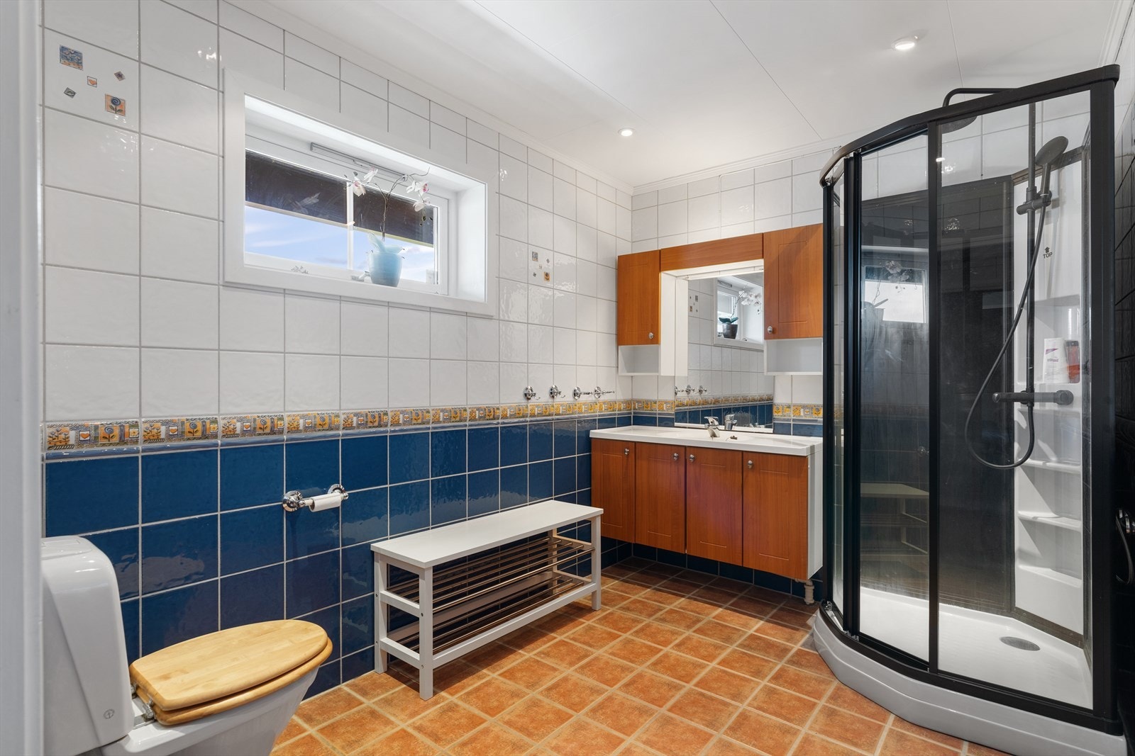 Badet ligger ved entrè og er på 6,5 kvm. Dusjkabinett ble skiftet i 2026, utover er badet fra byggeåret. Galleribilde
